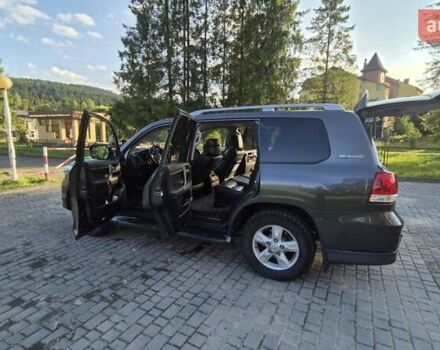 Серый Тойота Ленд Крузер, объемом двигателя 4.7 л и пробегом 256 тыс. км за 26000 $, фото 17 на Automoto.ua