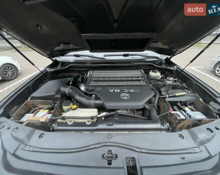 Серый Тойота Ленд Крузер, объемом двигателя 4.46 л и пробегом 105 тыс. км за 58000 $, фото 19 на Automoto.ua