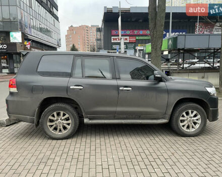 Серый Тойота Ленд Крузер, объемом двигателя 4.46 л и пробегом 105 тыс. км за 58000 $, фото 3 на Automoto.ua