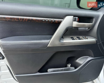 Серый Тойота Ленд Крузер, объемом двигателя 4.5 л и пробегом 280 тыс. км за 32500 $, фото 22 на Automoto.ua