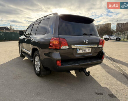 Серый Тойота Ленд Крузер, объемом двигателя 4.46 л и пробегом 300 тыс. км за 33500 $, фото 2 на Automoto.ua