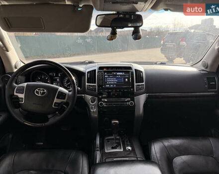 Серый Тойота Ленд Крузер, объемом двигателя 4.46 л и пробегом 300 тыс. км за 33500 $, фото 9 на Automoto.ua