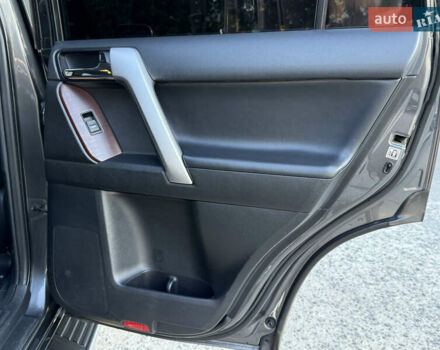 Сірий Тойота Ленд Крузер, об'ємом двигуна 3 л та пробігом 185 тис. км за 32500 $, фото 32 на Automoto.ua