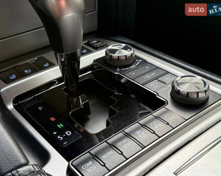 Серый Тойота Ленд Крузер, объемом двигателя 4.61 л и пробегом 175 тыс. км за 41500 $, фото 10 на Automoto.ua