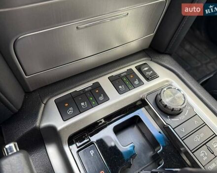 Серый Тойота Ленд Крузер, объемом двигателя 4.46 л и пробегом 144 тыс. км за 51990 $, фото 22 на Automoto.ua