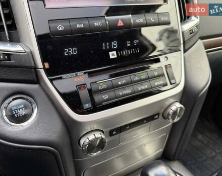 Серый Тойота Ленд Крузер, объемом двигателя 4.46 л и пробегом 144 тыс. км за 51990 $, фото 21 на Automoto.ua