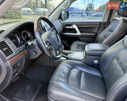 Серый Тойота Ленд Крузер, объемом двигателя 4.6 л и пробегом 130 тыс. км за 52900 $, фото 15 на Automoto.ua