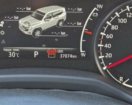 Серый Тойота Ленд Крузер, объемом двигателя 3.45 л и пробегом 37 тыс. км за 73000 $, фото 6 на Automoto.ua