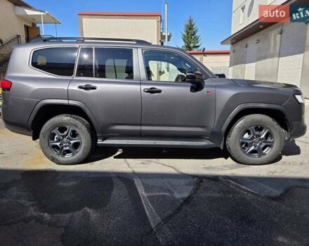 Серый Тойота Ленд Крузер, объемом двигателя 3.3 л и пробегом 49 тыс. км за 73000 $, фото 2 на Automoto.ua