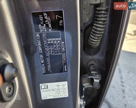 Серый Тойота Ленд Крузер, объемом двигателя 3.3 л и пробегом 49 тыс. км за 73000 $, фото 13 на Automoto.ua