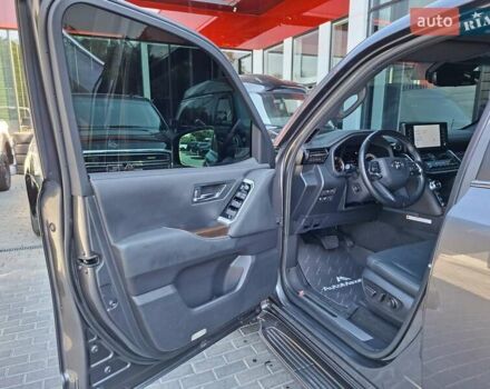 Серый Тойота Ленд Крузер, объемом двигателя 3.35 л и пробегом 34 тыс. км за 81900 $, фото 8 на Automoto.ua