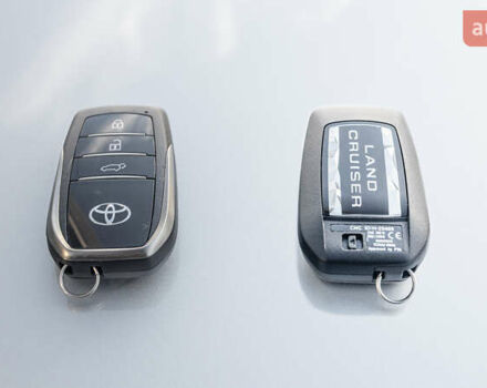 Серый Тойота Ленд Крузер, объемом двигателя 3.3 л и пробегом 68 тыс. км за 78871 $, фото 36 на Automoto.ua