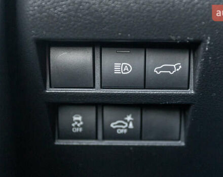 Серый Тойота Ленд Крузер, объемом двигателя 3.3 л и пробегом 68 тыс. км за 78871 $, фото 26 на Automoto.ua