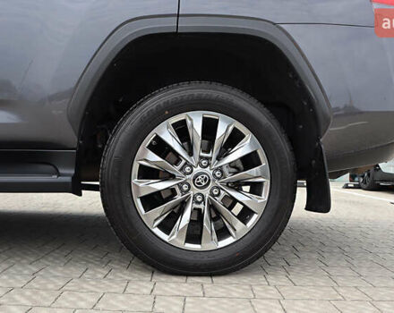 Серый Тойота Ленд Крузер, объемом двигателя 3.35 л и пробегом 177 тыс. км за 74600 $, фото 15 на Automoto.ua