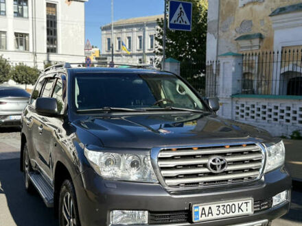 Серый Тойота Ленд Крузер, объемом двигателя 4.46 л и пробегом 267 тыс. км за 31500 $, фото 1 на Automoto.ua