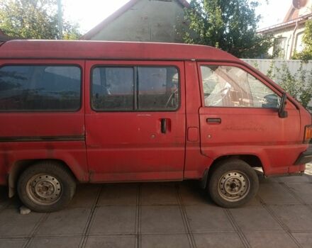 Красный Тойота Лит Айс, объемом двигателя 2 л и пробегом 400 тыс. км за 534 $, фото 2 на Automoto.ua