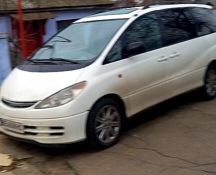 Белый Тойота Превиа, объемом двигателя 2.4 л и пробегом 270 тыс. км за 6000 $, фото 1 на Automoto.ua