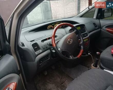 Бежевый Тойота Превиа, объемом двигателя 2.4 л и пробегом 375 тыс. км за 6199 $, фото 5 на Automoto.ua