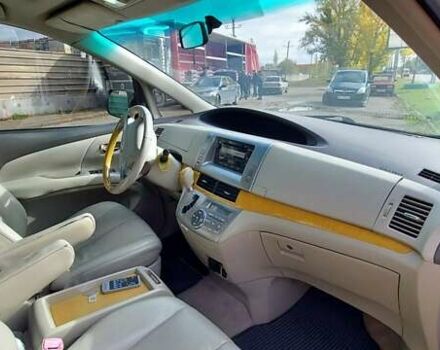 Серый Тойота Превиа, объемом двигателя 2.4 л и пробегом 700 тыс. км за 8800 $, фото 3 на Automoto.ua