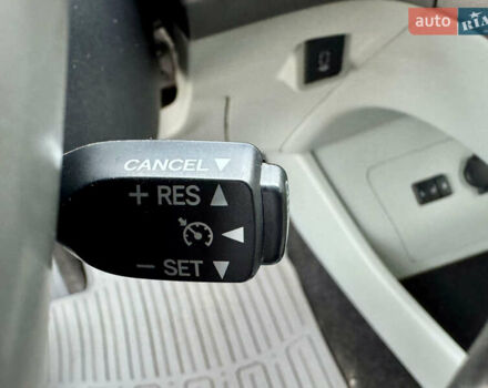 Белый Тойота Приус, объемом двигателя 1.8 л и пробегом 165 тыс. км за 12800 $, фото 45 на Automoto.ua