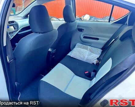 Белый Тойота Приус, объемом двигателя 1.5 л и пробегом 308 тыс. км за 5500 $, фото 5 на Automoto.ua