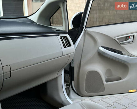 Белый Тойота Приус, объемом двигателя 1.8 л и пробегом 235 тыс. км за 11700 $, фото 56 на Automoto.ua