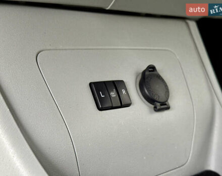 Белый Тойота Приус, объемом двигателя 1.8 л и пробегом 165 тыс. км за 12800 $, фото 41 на Automoto.ua