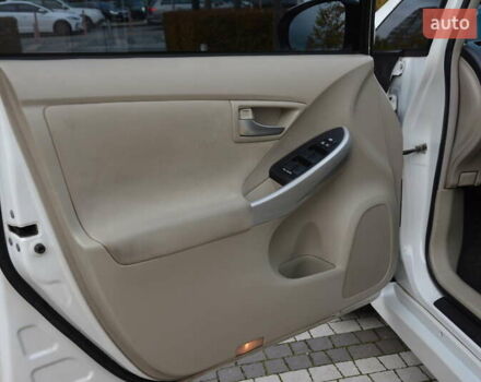 Белый Тойота Приус, объемом двигателя 1.8 л и пробегом 281 тыс. км за 9999 $, фото 19 на Automoto.ua