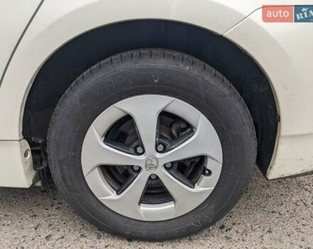 Белый Тойота Приус, объемом двигателя 1.8 л и пробегом 179 тыс. км за 12500 $, фото 3 на Automoto.ua