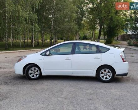 Белый Тойота Приус, объемом двигателя 1.5 л и пробегом 331 тыс. км за 6900 $, фото 1 на Automoto.ua