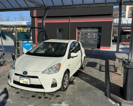 Белый Тойота Приус, объемом двигателя 1.5 л и пробегом 138 тыс. км за 10500 $, фото 1 на Automoto.ua