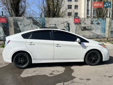 Тойота Приус 2014 в Киеве на Automoto.ua Белый Тойота Приус, объемом двигателя 1.8 л и пробегом 125 тыс. км за 12900 $, фото 1 на Automoto.ua