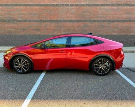 Красный Тойота Приус, объемом двигателя 2 л и пробегом 10 тыс. км за 12000 $, фото 1 на Automoto.ua