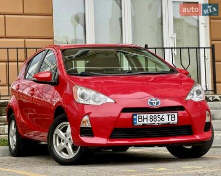 Красный Тойота Приус, объемом двигателя 1.5 л и пробегом 208 тыс. км за 9999 $, фото 1 на Automoto.ua