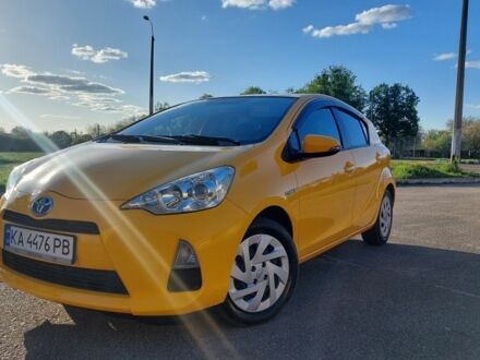 Тойота Пріус 2015 у Києві на Automoto.ua Жовтий Тойота Пріус, об'ємом двигуна 1.5 л та пробігом 107 тис. км за 9700 $, фото 1 на Automoto.ua