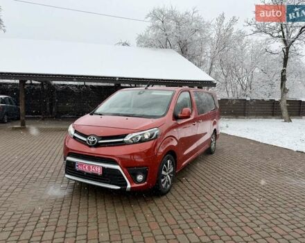 Красный Тойота Proace Verso, объемом двигателя 2 л и пробегом 77 тыс. км за 35800 $, фото 1 на Automoto.ua