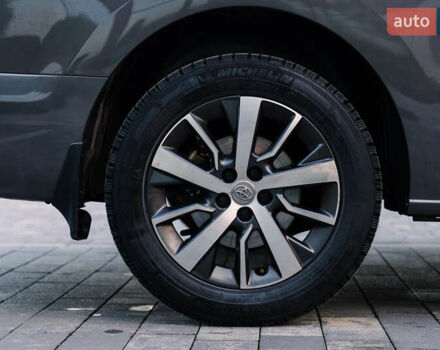 Серый Тойота Proace Verso, объемом двигателя 2 л и пробегом 313 тыс. км за 35000 $, фото 15 на Automoto.ua