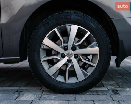 Серый Тойота Proace Verso, объемом двигателя 2 л и пробегом 313 тыс. км за 35000 $, фото 14 на Automoto.ua