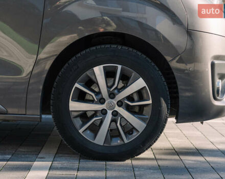 Серый Тойота Proace Verso, объемом двигателя 2 л и пробегом 229 тыс. км за 35000 $, фото 8 на Automoto.ua