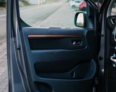 Серый Тойота Proace Verso, объемом двигателя 2 л и пробегом 313 тыс. км за 35000 $, фото 28 на Automoto.ua