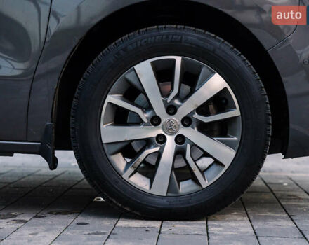 Серый Тойота Proace Verso, объемом двигателя 2 л и пробегом 313 тыс. км за 35000 $, фото 16 на Automoto.ua