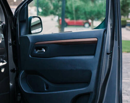 Серый Тойота Proace Verso, объемом двигателя 2 л и пробегом 313 тыс. км за 35000 $, фото 30 на Automoto.ua