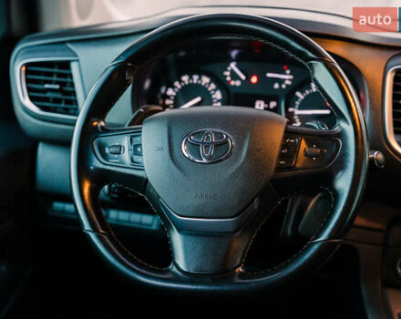 Серый Тойота Proace Verso, объемом двигателя 2 л и пробегом 313 тыс. км за 35000 $, фото 46 на Automoto.ua