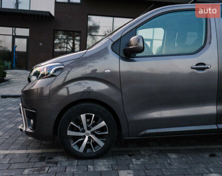 Серый Тойота Proace Verso, объемом двигателя 2 л и пробегом 313 тыс. км за 35000 $, фото 12 на Automoto.ua