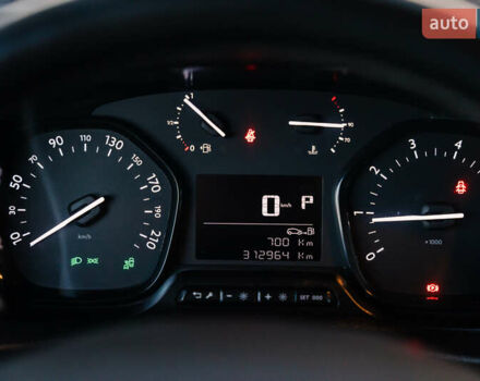 Серый Тойота Proace Verso, объемом двигателя 2 л и пробегом 313 тыс. км за 35000 $, фото 38 на Automoto.ua