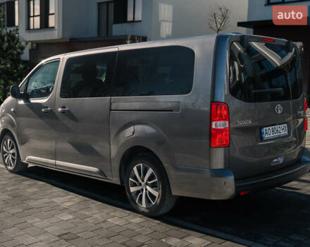 Серый Тойота Proace Verso, объемом двигателя 2 л и пробегом 229 тыс. км за 35000 $, фото 4 на Automoto.ua