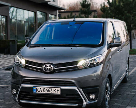 Серый Тойота Proace Verso, объемом двигателя 2 л и пробегом 313 тыс. км за 35000 $, фото 1 на Automoto.ua