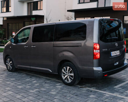 Серый Тойота Proace Verso, объемом двигателя 2 л и пробегом 313 тыс. км за 35000 $, фото 4 на Automoto.ua