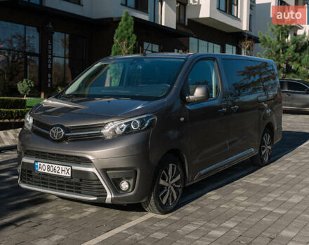 Серый Тойота Proace Verso, объемом двигателя 2 л и пробегом 229 тыс. км за 35000 $, фото 2 на Automoto.ua
