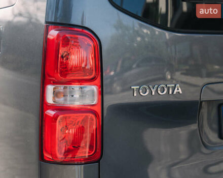 Серый Тойота Proace Verso, объемом двигателя 2 л и пробегом 229 тыс. км за 32000 $, фото 14 на Automoto.ua